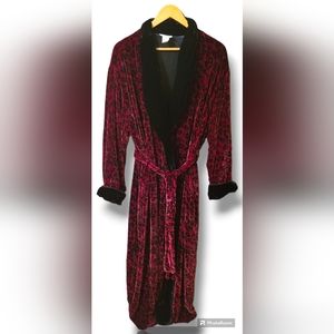 Natori rich cranberry ling robe. Sz. Large